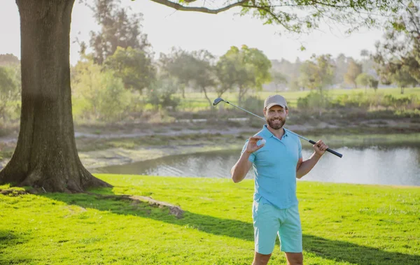 Golfista homem jogando golfe no belo campo de golfe verde ensolarado. — Fotografia de Stock