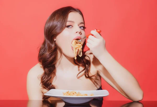 Spaghetti. Italienskt kök. Sexig tjej som äter pasta. Mat och meny. Italienskt kök. — Stockfoto