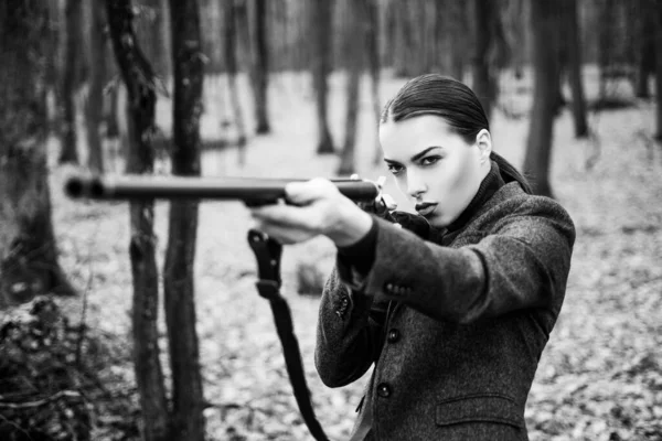 Fegyverre vagy puskára vadászik. katonai divat. a célok elérése. Lány puskával. Üldözés. Fegyverbolt. nő fegyverrel. Célpont lelőve. női vadász az erdőben. sikeres vadászat. vadászsport — Stock Fotó