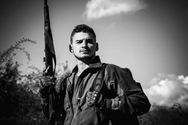 Close up Portrait of hamdsome Hunter. Poacher with Rifle Spotting Some Deers. Illegal Hunting Poacher in the Forest. Hunter with shotgun gun on hunt. — Stock Photo, Image