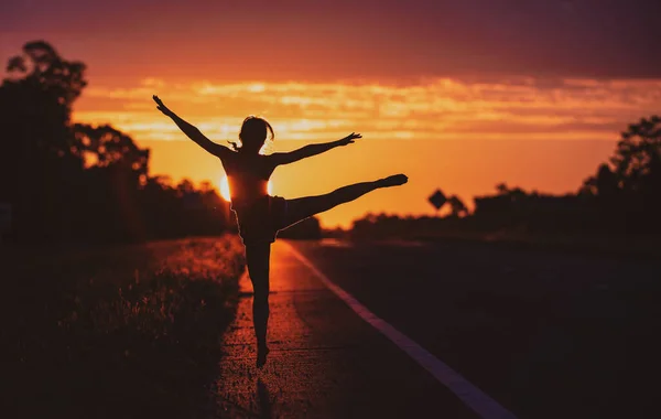 Mujer joven bailando en verano al atardecer cielo al aire libre. Libertad de las personas. — Foto de Stock