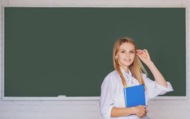 Üniversitede ya da okulda bayan üniversite öğrencisinin portresi. Öğrenim ve eğitim kavramı.