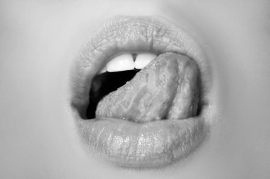 Sanat kırmızısı dudaklar. Seksi kadınlar ağzını açar, dudaklarını yalar, dillerini dışarı çıkarır..