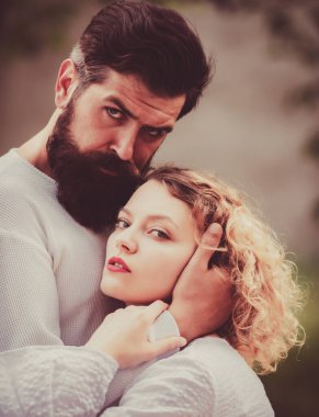 Yaramaz ve tutkulu. Retro vintage çift romantizm. Genç çift tutkulu yoğun seks yapıyor. Dokunmak vücut ve zevk.