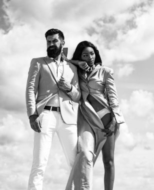 Neşeli çift Sevgililer Günü 'nü kutluyor ve eğleniyor. Aşk Konsepti. Sevgililer Günü 'nde genç çift.