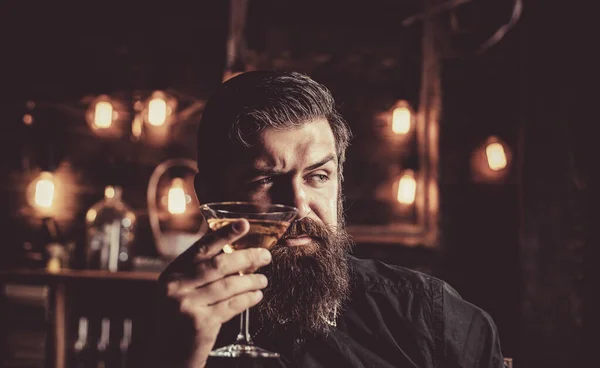 Hipster-Barmann mit Martini oder Schnaps. Bärtiger Mann im Anzug und Alkohol trinkend. Umtrunk und Party-Konzept. Degustation und Verkostung. — Stockfoto