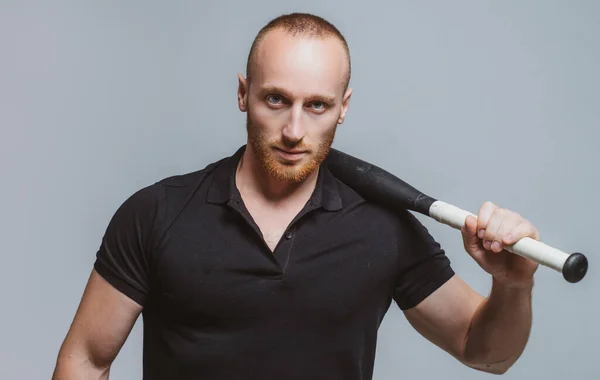 Portrait of handsome man with serious face. Guy with baseball bat for fighting. Dangerous man with serious emotion. — Fotografia de Stock