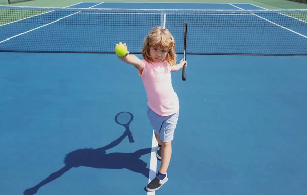 かわいい子供の男の子のテニスコートでプレー. — ストック写真