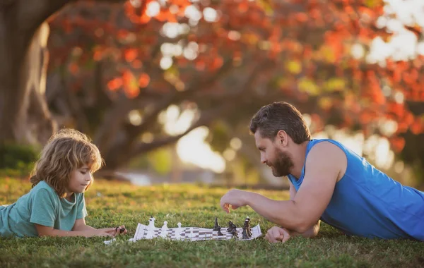 Father and son kid playing chess spending time together outdoor. — Stock Photo, Image