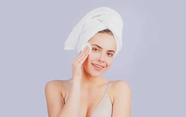 Retrato de una joven hermosa mujer después del baño. Cara de belleza de una chica alegre y atractiva con toalla en la cabeza, aislada. Piel sana hidratada, spa matutino, rutina de belleza, tratamiento facial para el cuidado de la piel. — Foto de Stock