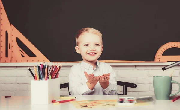 子供たちは学校に行く準備ができている。黒板の机の近くの教室で優しい子供。個別指導. — ストック写真