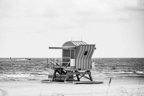 マイアミビーチライフガードフロリダの日差しの中に立つ。フロリダ州マイアミビーチ. — ストック写真