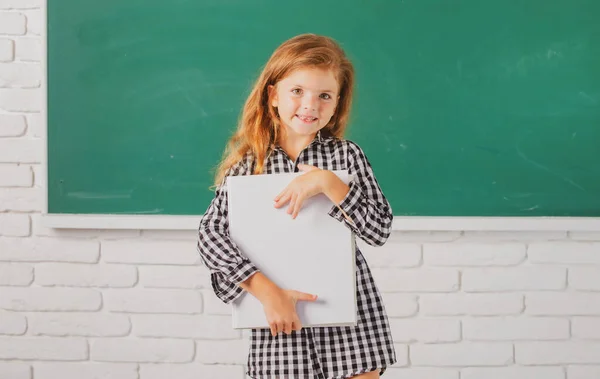 Nettes kleines Kind, das in der Grundschule im Klassenzimmer lernt. Bildung und Wissen für Kinder. Studentenkinder. — Stockfoto