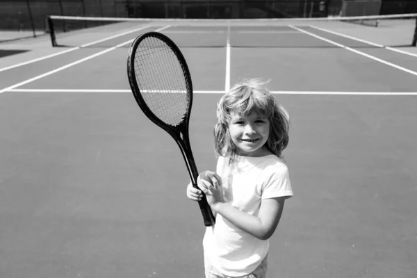 Kind jongen tennis beginner speler op outdoor tennisbaan. — Stockfoto