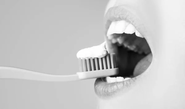 Se brosser les dents de près. Femme avec brosse à dents gros plan. Soins dentaires. — Photo