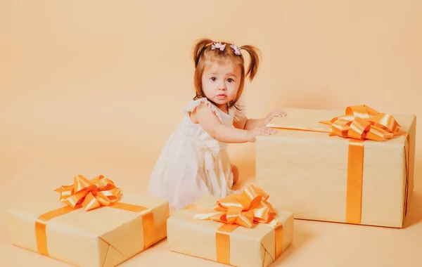Presentes. Pequena menina bonito com caixa de presente. Feriados celebração. — Fotografia de Stock