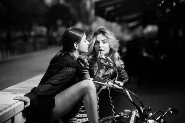 Retrato de moda ao ar livre de duas mulheres modernas na cidade. Alta Moda mulher modelo posando na rua da cidade. — Fotografia de Stock