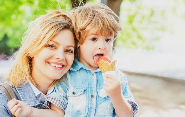 Eis im Freien. Mutter und Kind mit Junk Food. Leckeres Sommereis. Gesicht aus nächster Nähe. — Stockfoto