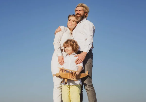 Journée en famille en plein air. Garçon avec de jeunes parents. Paternité maternelle. Fils papa mère. Famille avec enfant. Les enfants aiment. — Photo