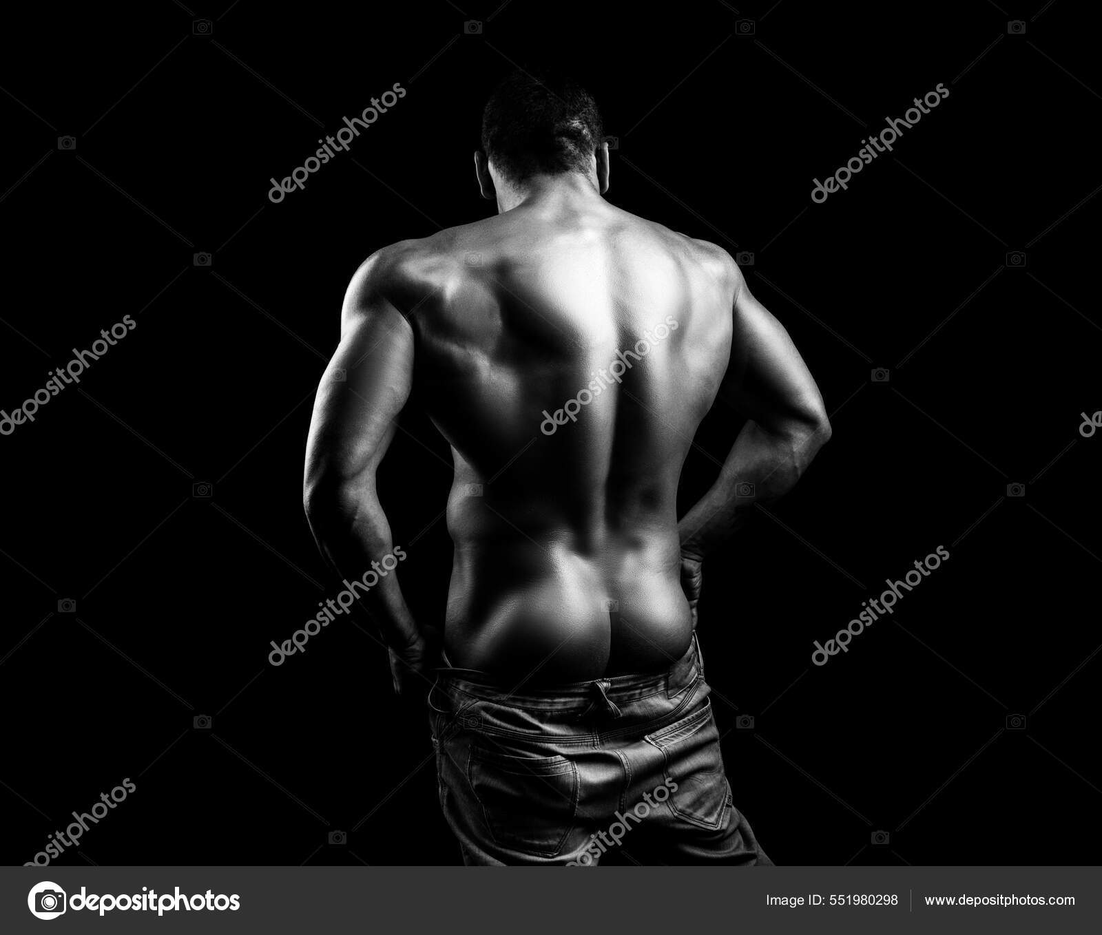 Homem a mostrar o seu corpo musculoso. Stripper desaperta jeans. Bunda  masculina nua. Torso nu . — Foto © Tverdohlib.com 551980298