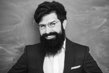 Akademik başarı doğuştan yetenekli olmaktan çok sıkı çalışmayla ilgilidir. Okul konsepti. Genç öğretmen. Üniversitede sınav. Erkek Üniversite Öğrencisinin Kapalı Portresi.