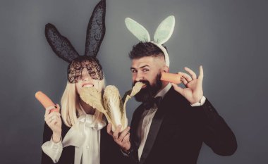 Sevimli tavşan çift. Paskalya tavşanı elbisesi. Mutlu Paskalya yumurtası çifti. Komik Paskalya.