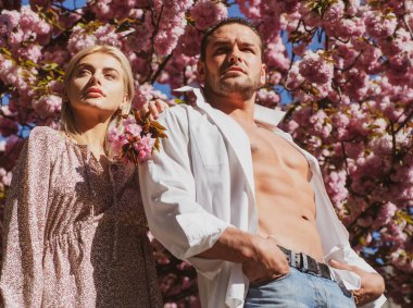 Bahar aksesuarları ve giysileri, güzellik ve moda. Şehir yaşam tarzı. Moda kozmetik ve parfümler.