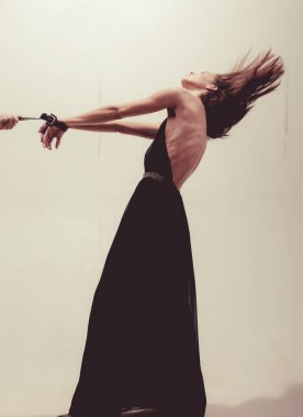 Duyguları. Üzüntü, stres ve hayal kırıklığı. Mükemmel vücut ile Depresif güzel genç kadın ağlıyor.