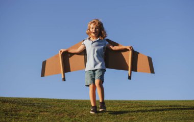 Genç pilot mavi gökyüzüne karşı. Çocuk hayal gücü pilot olmayı hayal eder. Yaratıcı ve yenilikçi kavram. Başarı çocuklar ve lider konsepti.