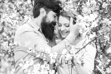 Paskalya çifti, bahar çifti gülüyor ve sarılıyor. Dışarıda aşık genç ve mutlu bir çift. Şefkatli aşk duyguları. Seni seviyorum. Güzel mutlu çiftin bahar portresi.