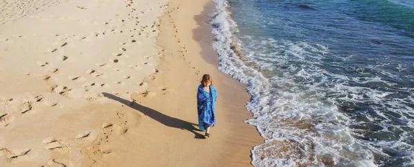 Jongetje loopt op tropisch strand. Kind op het strand op zomervakantie. Kinderen in de natuur met prachtige zee, zand en blauwe lucht. Gelukkige kinderen op vakantie aan zee wandeling aan het water. — Stockfoto