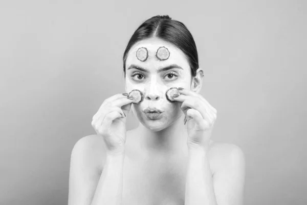 Tratamientos de belleza. Máscara facial. Cuidado de la piel. Mujer con rodajas de pepino en la cara. —  Fotos de Stock