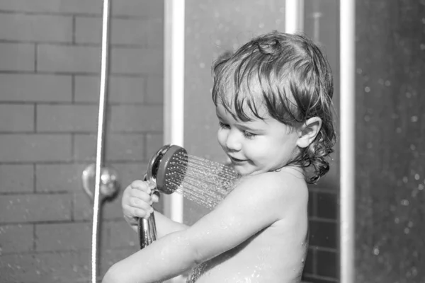 Il ragazzo si diverte a farsi il bagno. Carino bambino ragazzo godendo bagno e bagnato in bagno. — Foto Stock