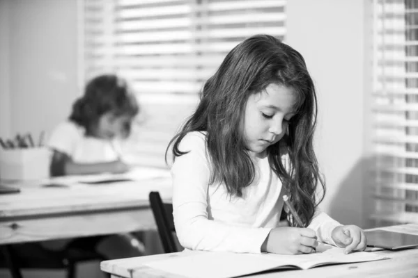 학교 교실에서 풀을 먹습니다. 교육, 초등 학교, 학습 및 사람들의 개념 - 펜과 공책을 쓰는 학생들의 그룹. — 스톡 사진