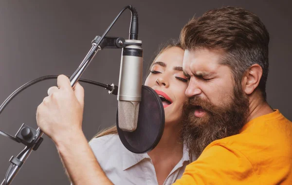 Karaoke zangerspaar. Man en vrouw zingen met muziekmicrofoon. — Stockfoto
