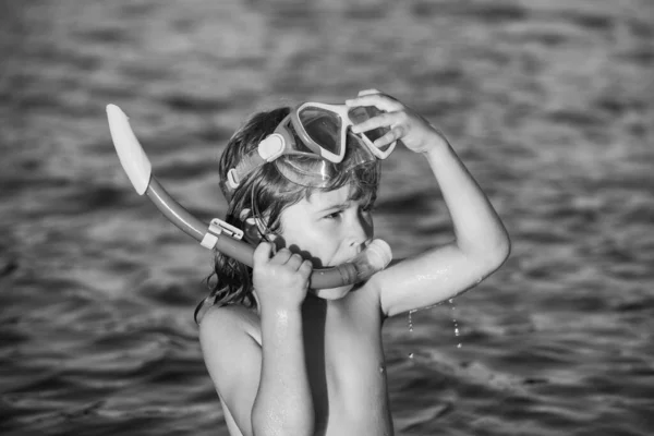 Kid boy snorkeling na praia em mar azul no verão. Oceano azul com wawes. Menino nadando no mar. — Fotografia de Stock