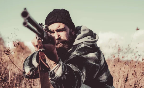 미국에서 사냥. 사냥에 샷건 총 사냥꾼입니다. 숲에서 헌터 목표로 소총입니다. 헌터 남자입니다. 사냥 기간, 계절입니다. 총을 가진 남자. — 스톡 사진
