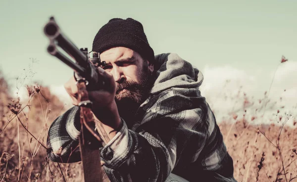 Chasse en Amérique. Chasseur avec fusil de chasse en chasse. Chasseur visé fusil dans la forêt. Un chasseur. Période de chasse, saison. Homme avec un pistolet . — Photo