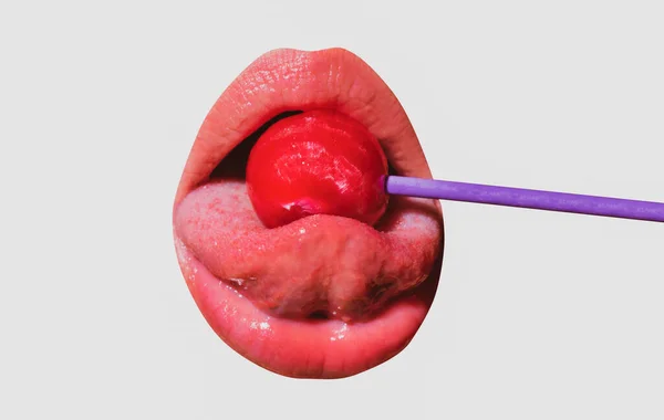 性感的红唇与糖果印刷。在艺术设计中，嘴里含着红甜棒棒糖。光滑的女人的嘴唇舔舔吸棒棒糖。性感性感的嘴与糖果的概念享受美丽的女性唇. — 图库照片