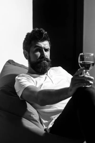 Homme dépressif buvant du vin. L'alcoolisme. Soirée ivre à la maison. Mauvaises habitudes. Consommation d'alcool. — Photo