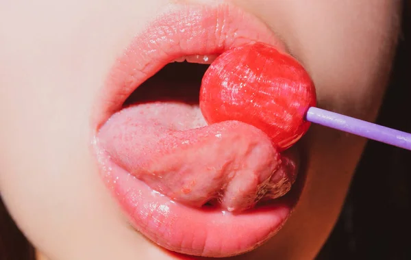 Nyalókát nyalogató nő, művészi transzparens, piros ajkak nyalókával. Szexi vörös női száj és nyelv nyalókával. Tervezési célú művészeti nyomat. — Stock Fotó