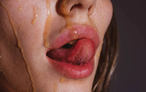 Zbliżenie kobiecych ust z miodem. Zbliżenie idealna naturalna warga, kobiece usta. pulchne sexy zmysłowy pełna usta. — Zdjęcie stockowe
