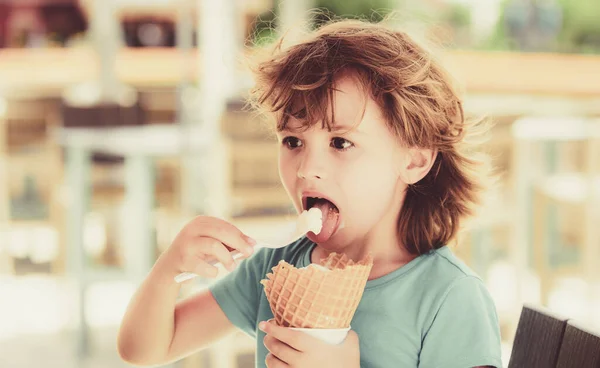 Criança de gelado. Miúdos giros comem gelado . — Fotografia de Stock