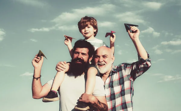 Jenerasyon konsepti. Mutlu adamlar aileyi sever. Mutlu bir aile. Erkek çoklu nesil portresi. Baba ve oğul.. — Stok fotoğraf