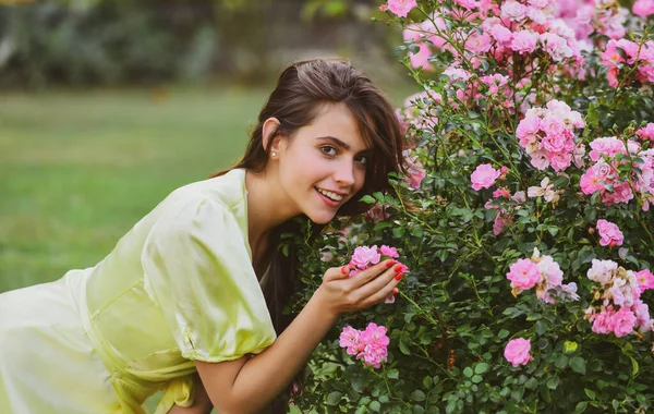 Femme d'été dans la roseraie en plein air. beauté naturelle fille profiter des loisirs de printemps. — Photo