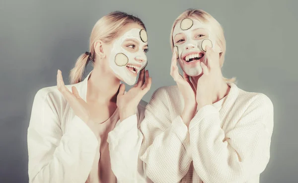 Retrato de dos hermosas modelos femeninas jóvenes con maquillaje facial natural. Concepto de cuidado de la piel. Crema facial. Hermosa cara de mujer joven con piel fresca . —  Fotos de Stock