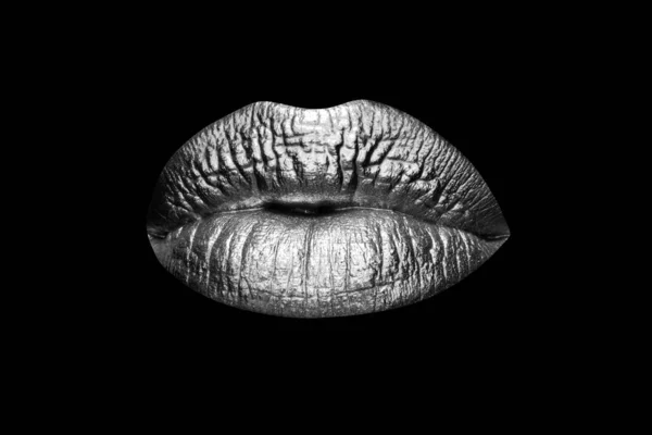 Diseño dorado. Lápiz labial dorado de cerca. Labios con maquillaje metálico. Labios sexy, Lápiz labial metálico de cerca. —  Fotos de Stock