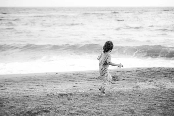 Vacanze estive per bambini. Bambino felice che gioca in mare. Bambini che si divertono in spiaggia. — Foto Stock