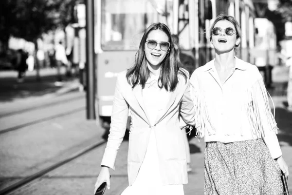 Chicas con emociones positivas que expresan caminando por la calle de la ciudad. Viajar en europa, ciudad más barata. —  Fotos de Stock