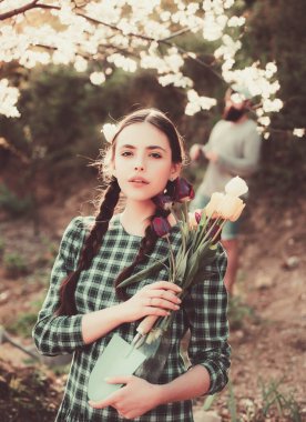 Çiçekli güzel bir bahçıvan kız. Komik kız dışarıda rahatla. Bahçesinde bahçeyle uğraşan genç bir kadın..